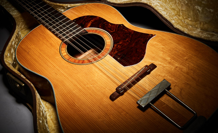 Una guitarra de John Lennon descubierta en un desván inglés sale a subasta en Nueva York