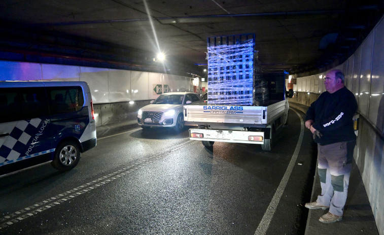 Un camión atasca el túnel de María Pita y causa retenciones