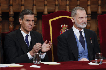 El rey de España, Felipe VI, junto al presidente del Gobierno, Pedro Sánchez (i), durante la ceremonia de entrega del Premio Cervantes 2023