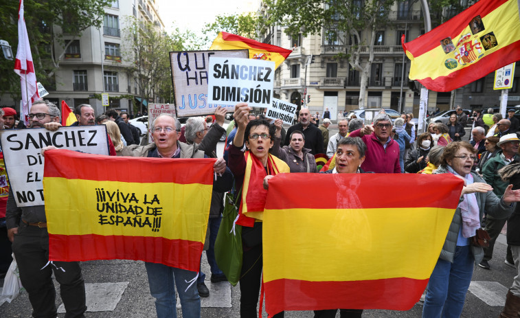 Ferraz se divide en dos manifestaciones, una en apoyo a Pedro Sánchez y otra en su contra