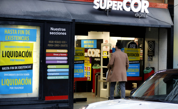 El Supercor de Juana de Vega liquida su stock a precios de ganga