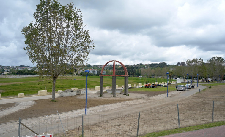 El paseo de la ría de O Burgo se abre al público tras más de un año de obras de regeneración