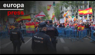 Ferraz se divide en dos manifestaciones, una en apoyo a Pedro Sánchez y otra en su contra