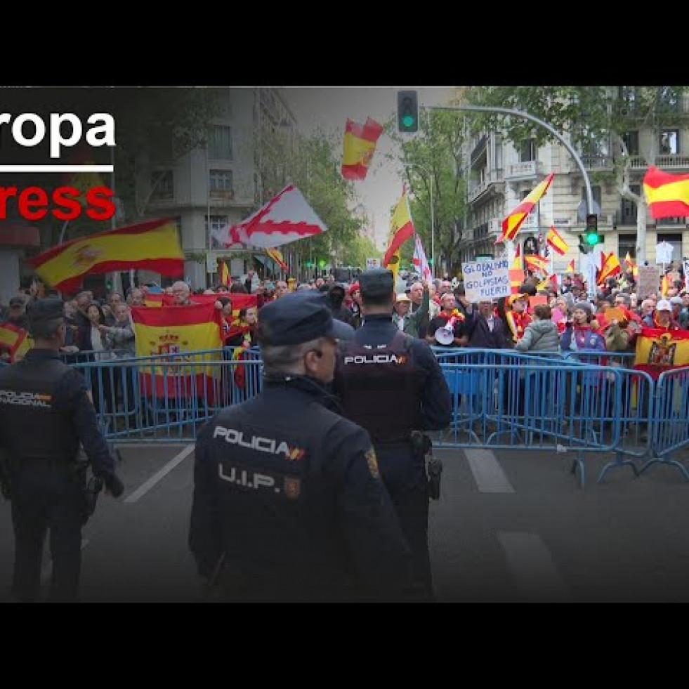 Ferraz se divide en dos manifestaciones, una en apoyo a Pedro Sánchez y otra en su contra