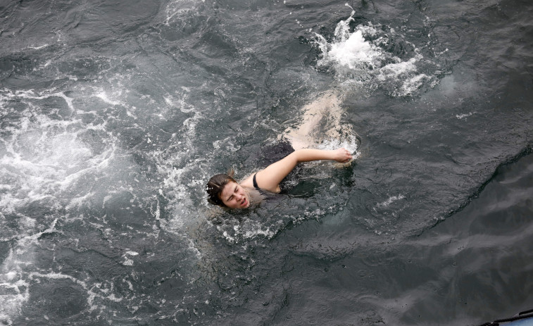 Hombre al agua: el dique de abrigo de A Coruña acoge la I Olimpiada de Salvamento Marítimo