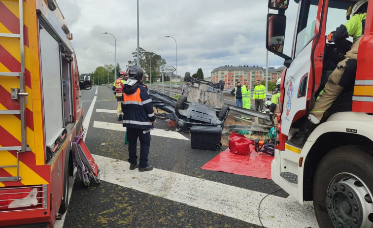 Excarceladas dos personas tras volcar su coche en la AP-9, a su paso por O Burgo