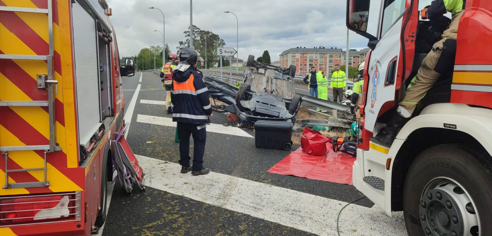 Excarceladas dos personas tras volcar su coche en la AP-9, a su paso por O Burgo