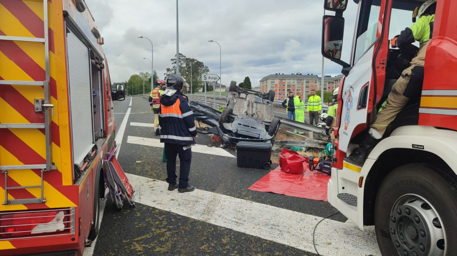 Excarceladas dos personas tras volcar su coche en la AP-9, a su paso por O Burgo