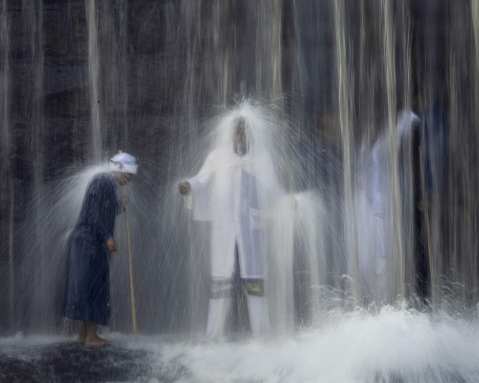-FOTODELDÍA- JOHANESBURGO (SUDÁFRICA), 03/03/2024.- Unos peregrinos se duchan en una cascada para, según la creencia, limpiarse de espíritus malignos este domingo en Johannesburgo, Sudáfrica. La 