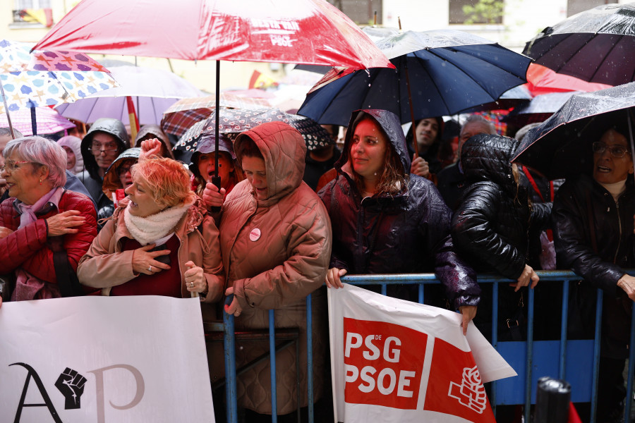Más de medio millar de militantes frente a Ferraz al grito de "Democracia sí, fascismo no"