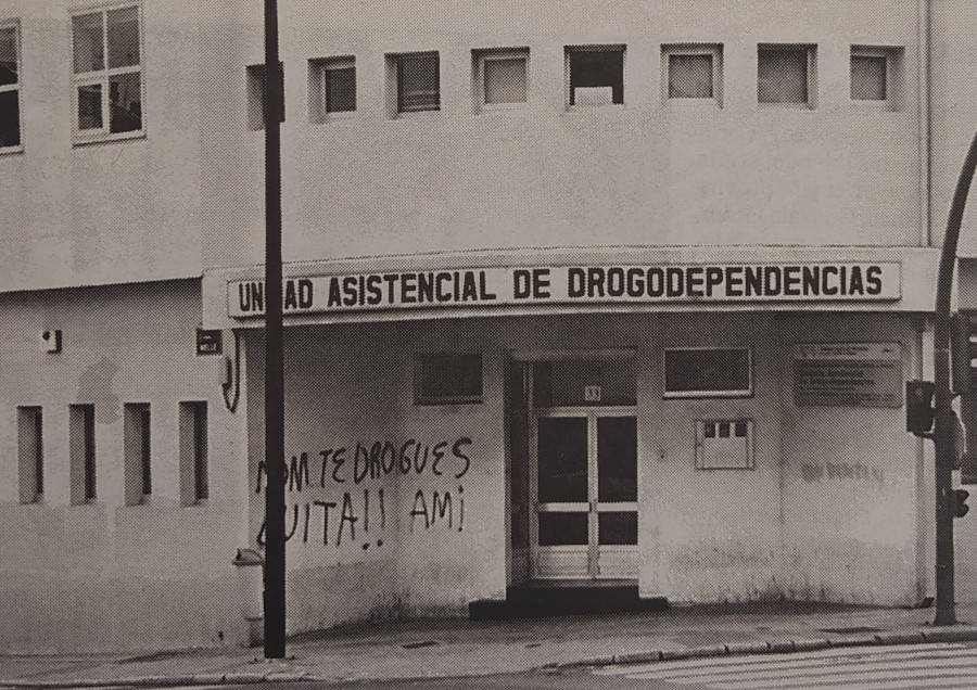 Hace 25 años | Carteles nazis en el centro de drogodependientes de A Coruña y el plan de los vecinos de Feáns