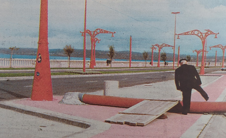 Hace 25 años | Un portero agredido con cadenas por dos motoristas en A Coruña y una tubería en medio y medio del Paseo Marítimo