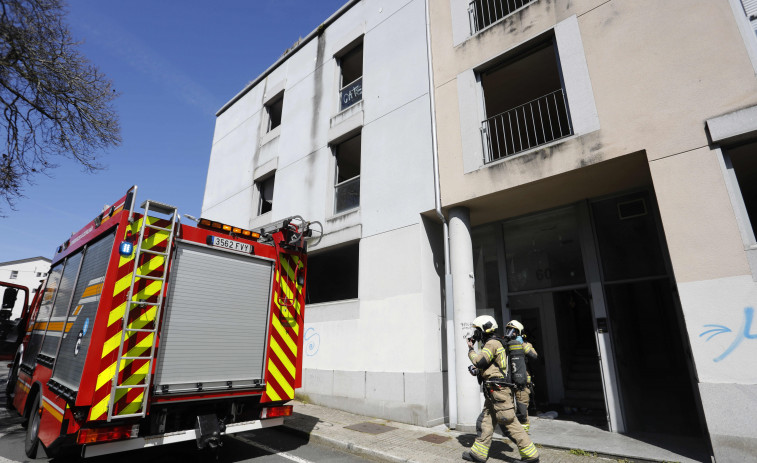 Los Bomberos de A Coruña rescatan a una menor en en un fuego en un edificio ruinoso