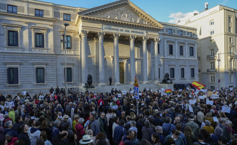 Cinco mil personas se manifiestan frente al Congreso en apoyo a Pedro Sánchez