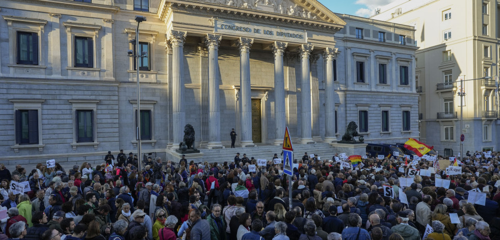 Cinco mil personas se manifiestan frente al Congreso en apoyo a Pedro Sánchez