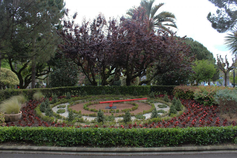 Méndez Núñez estrenará nuevas plantas en la Rosaleda, el estanque y el reloj floral