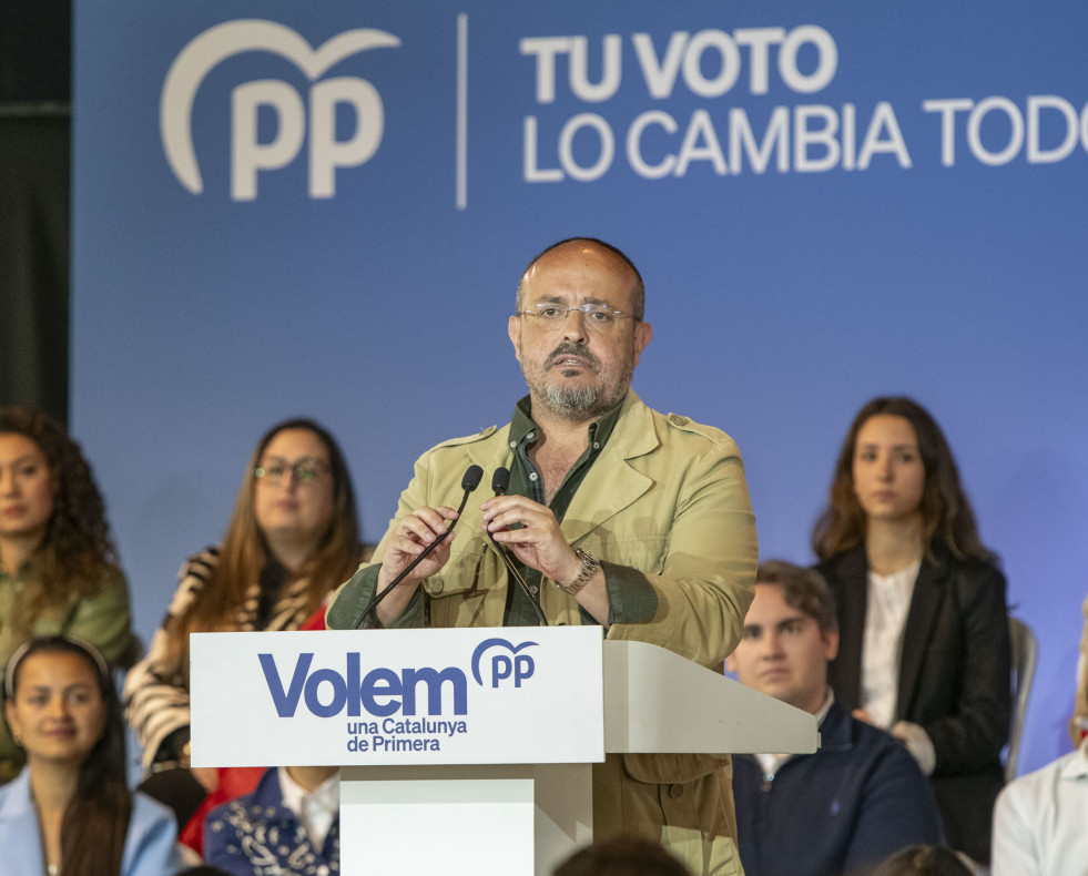 LLEIDA, 28/04/2024.-  El candidato del partido a la Generalitat, Alejandro Fernández , interviene en un mitin del PP este domingo en Lleida. EFE/Álex López