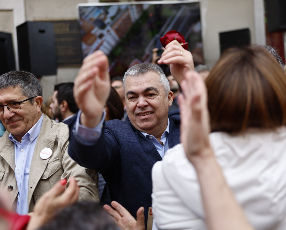 MADRID, 27/04/2024.-El secretario de Organización del PSOE Santos Cerdán, saluda a un grupo de simpatizantes tras interrumpir el acto los líderes socialistas presentes en el Comité Federal del PSO