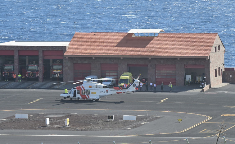 Rescatan a nueve migrantes de un cayuco hundido al sur de El Hierro