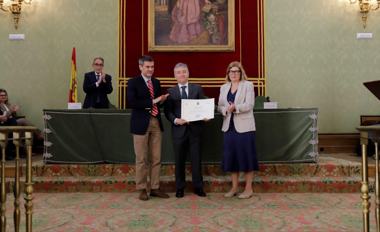 El rector de la Universidad, Ricardo Cao, recoge el Premio Nacional de Estadística