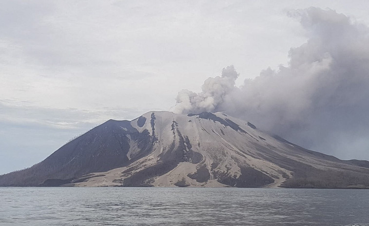 Más de 12.000 evacuados en Indonesia por el temor a un tsunami por la erupción del Ruang