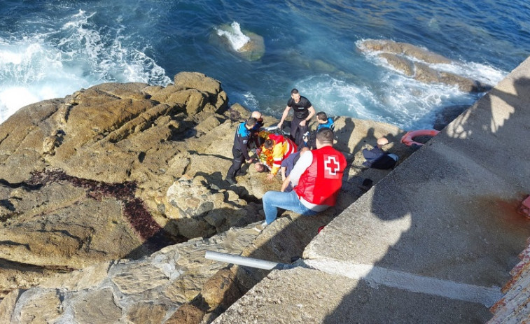 La Policía Local de A Coruña y un trabajador del Aquarium rescatan a un hombre que se tiró al mar