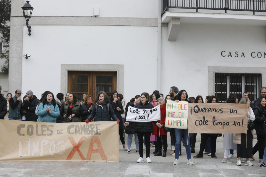 La Xunta reitera a Cambre su obligación de limpiar los colegios