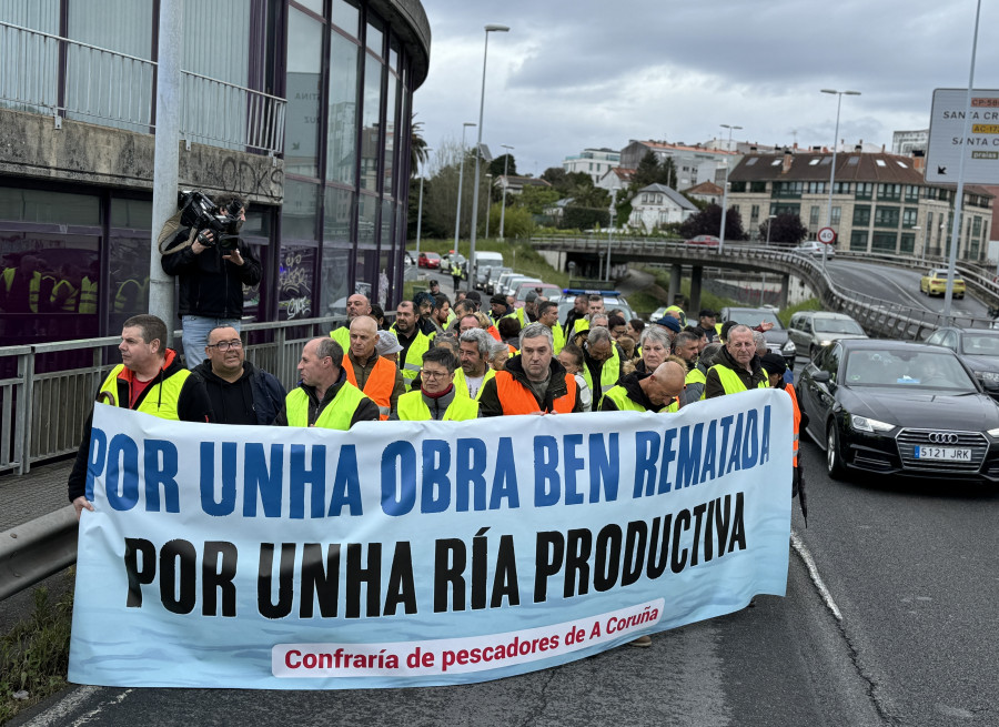 Los mariscadores cortan el tráfico en el puente de A Pasaxe