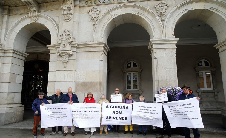 Concentración a las puertas de María Pita antes del pleno