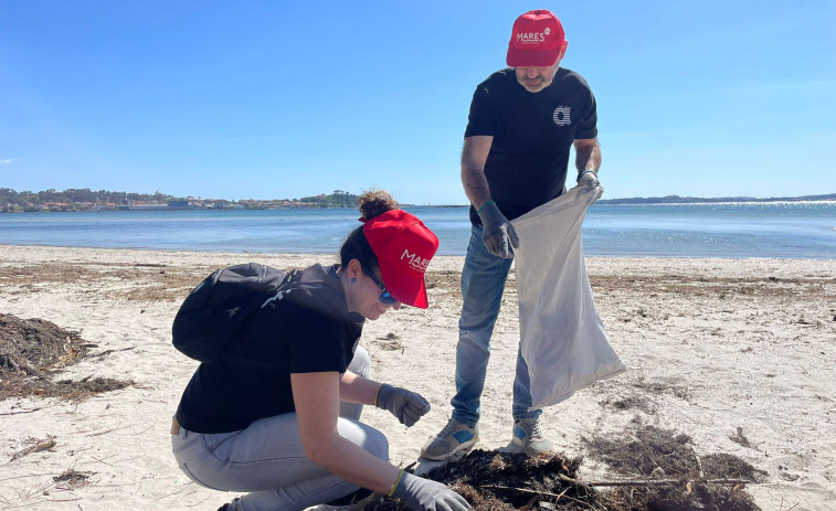 El proyecto Mares Circulares de Coca-Cola limpia el litoral gallego con un centenar de voluntarios