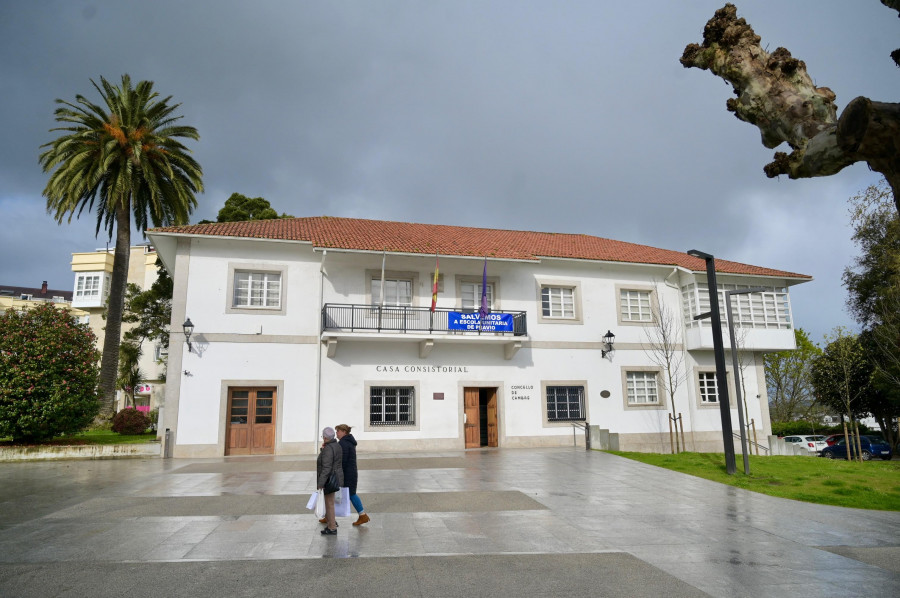 Familias de Cambre, escépticas: “No creemos nada hasta ver el cole limpio”