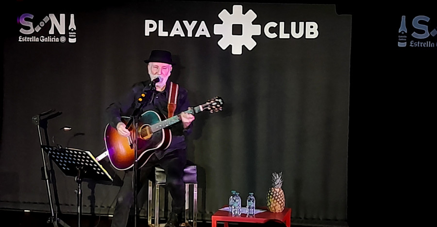 Pancho Varona hace piña con el público en el Playa Club de A Coruña
