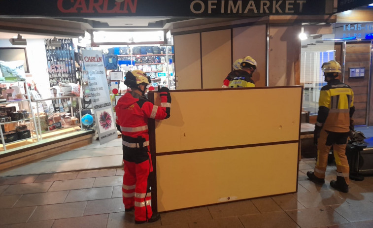 Un joven en patinete se estrella contra un escaparate en A Coruña de madrugada