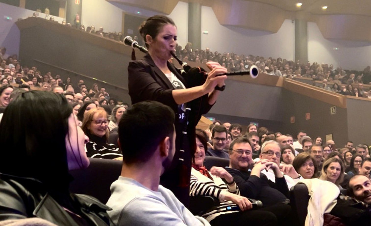 Silvia Abril le toca la gaita a los coruñeses en el Palacio de la Ópera