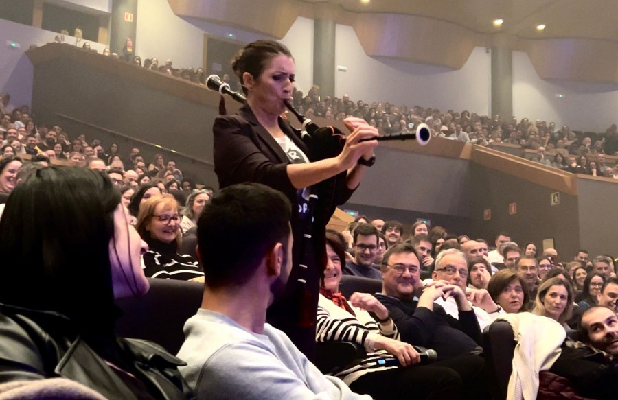 Silvia Abril le toca la gaita a los coruñeses en el Palacio de la Ópera