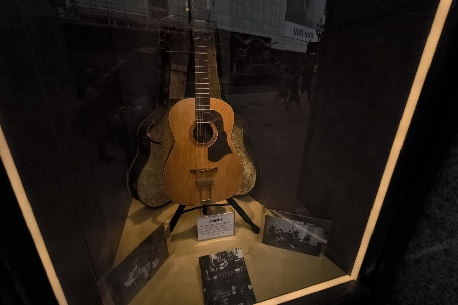 La guitarra perdida de John Lennon reaparece para batir récords de subasta