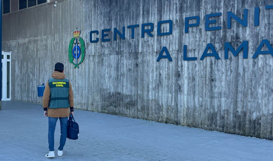 Un preso de A Lama se atrinchera y lanza a los funcionarios productos de limpieza y una barra metálica