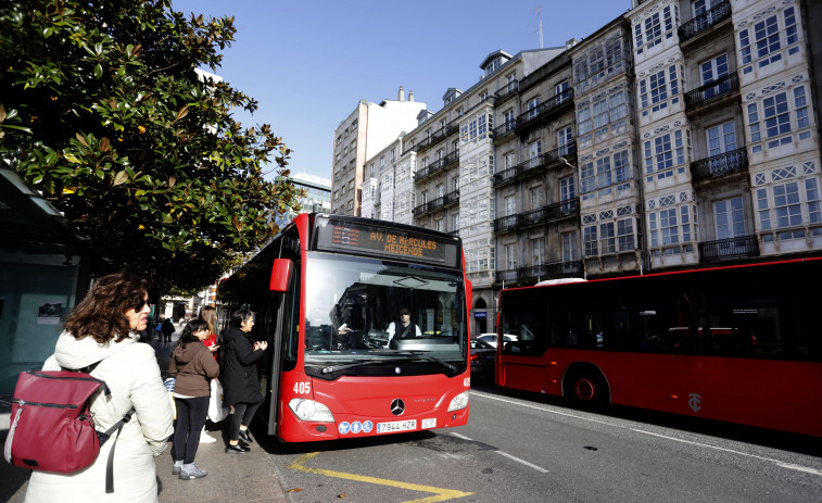 El frenazo de un bus en A Coruña acaba con dos pasajeros heridos