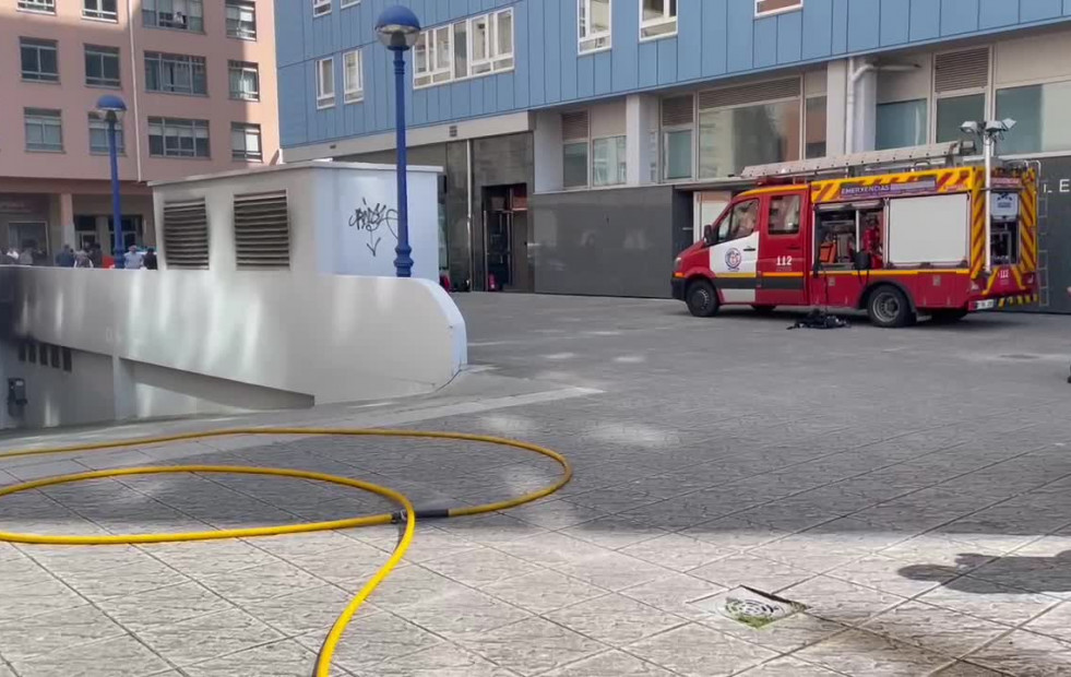 La Científica investigará las causas del incendio originado en un coche en un garaje de Culleredo