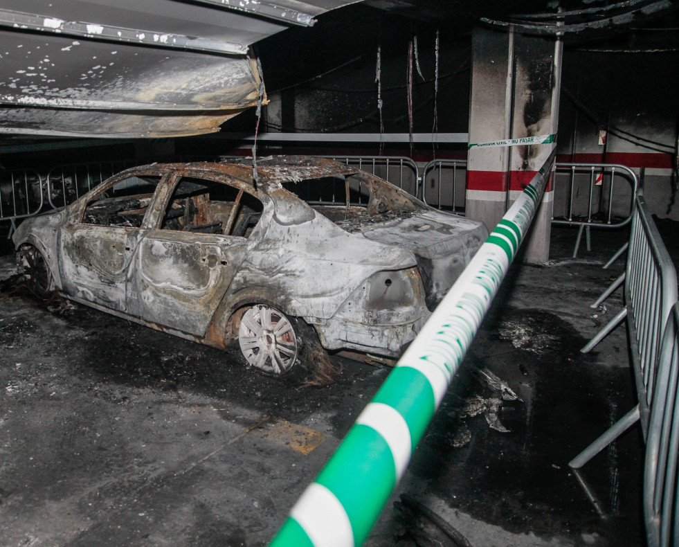 El coche calcinado en el garaje del edificio de Anxo Senra @ Quintana
