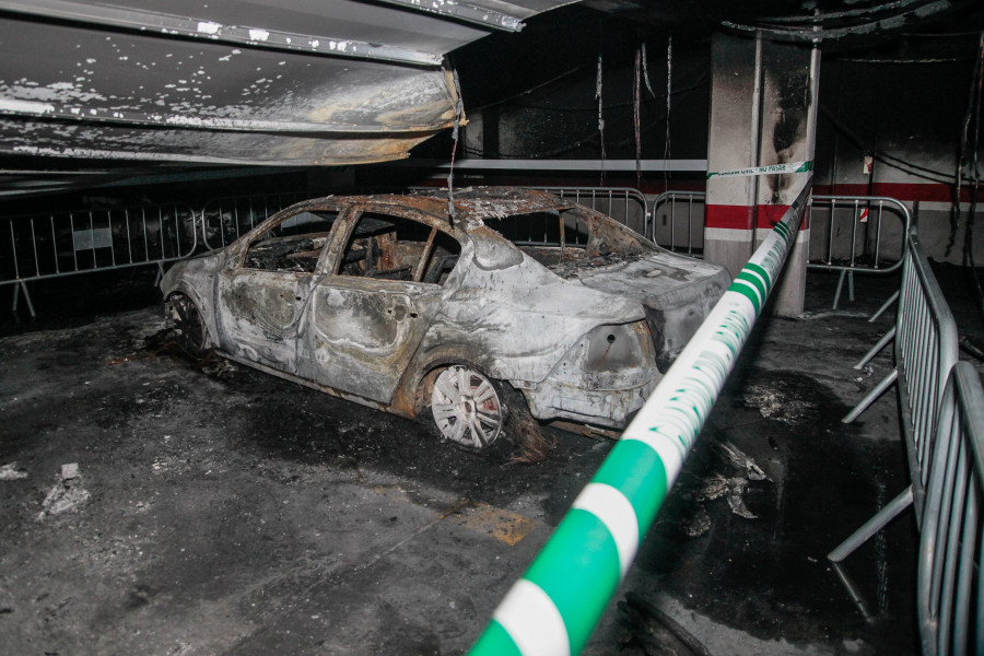 Treinta familias afectadas por el incendio de un garaje de O Burgo desalojan sine die sus viviendas