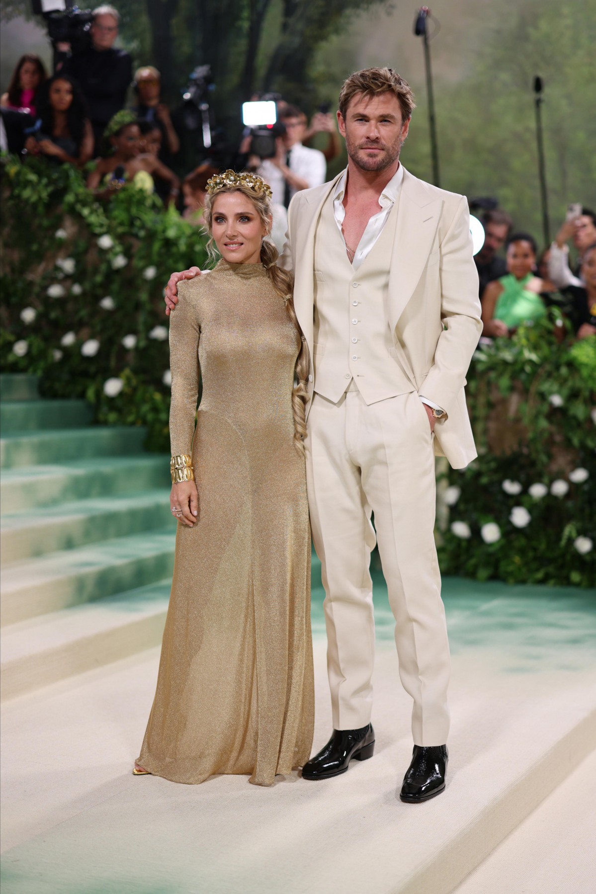 New York (United States), 06/05/2024.- Chris Hemsworth (R) and wife, Elsa Pataky (L) arrive on the red carpet for the 2024 Met Gala, the annual benefit for the Metropolitan Museum of Art's Costume Institute, in New York, New York, USA, 06 May 2024. The event coincides with the Met Costume Institute's spring 2024 exhibition, 'Sleeping Beauties: Reawakening Fashion,' which will take place from 10 May to 02 September 2024. (Moda, Nueva York) EFE/EPA/JUSTIN LANE