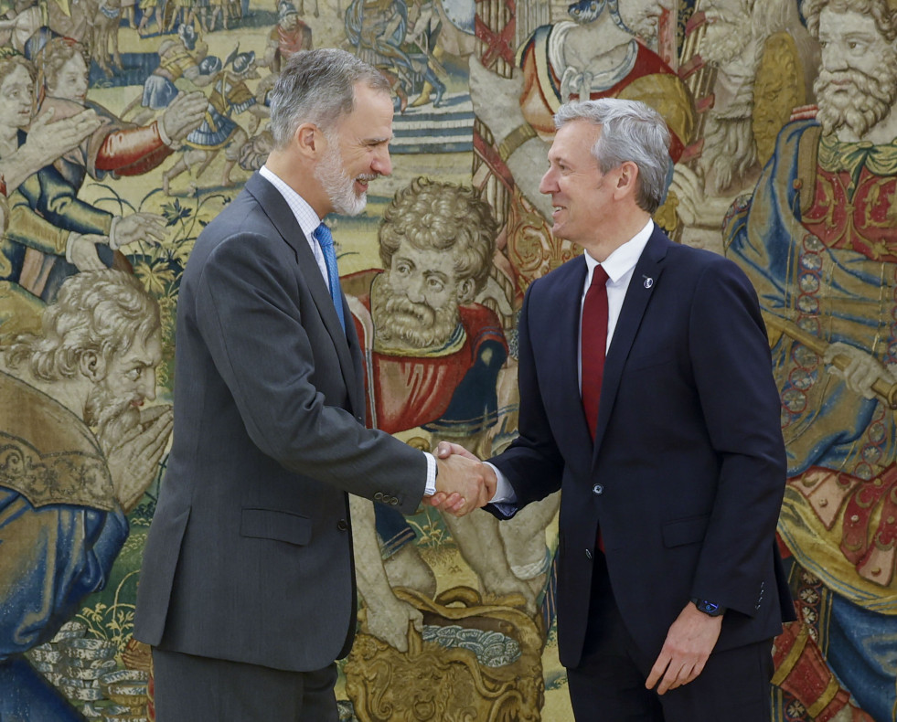 MADRID, 07/05/2024.- El rey Felipe VI recibe este martes en el Palacio de la Zarzuela al presidente de la Xunta de Galicia, Alfonso Rueda (d), quien tomó posesión de su cargo hace poco más de tres 