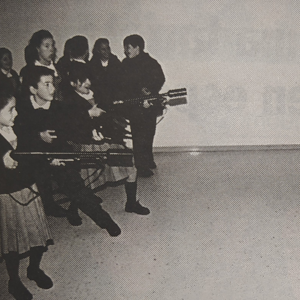 Hace 25 años | Cesión del cuartel de San Amaro y niños coruñeses visitan a la Policía Nacional