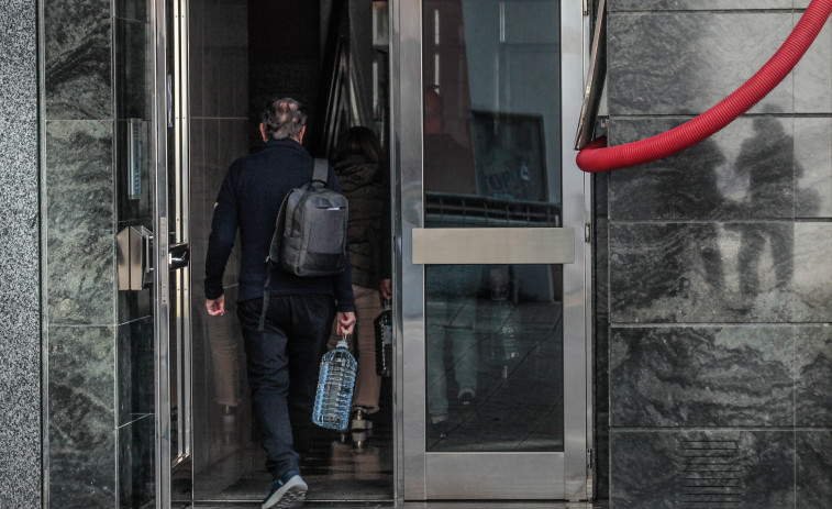 Habilitan un aparcamiento provisional para los afectados por el incendio del garaje en O Burgo