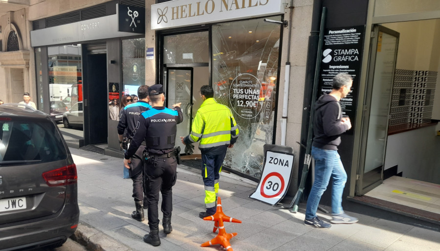 Un coche causa el pánico al estrellarse contra un local de uñas de la calle Betanzos