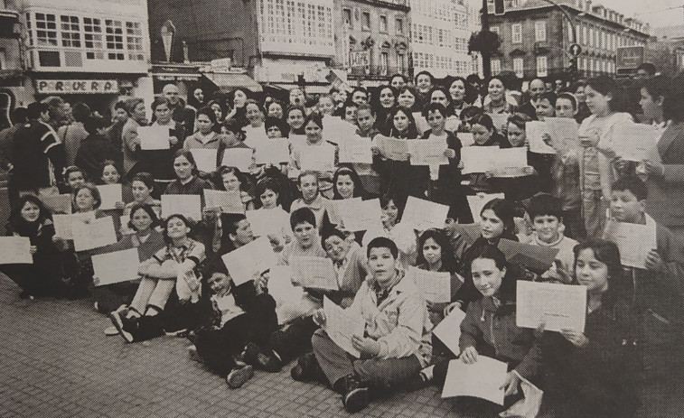 Hace 25 años | Los niños coruñeses salen a la calle con la ciencia y el concurso de teatro