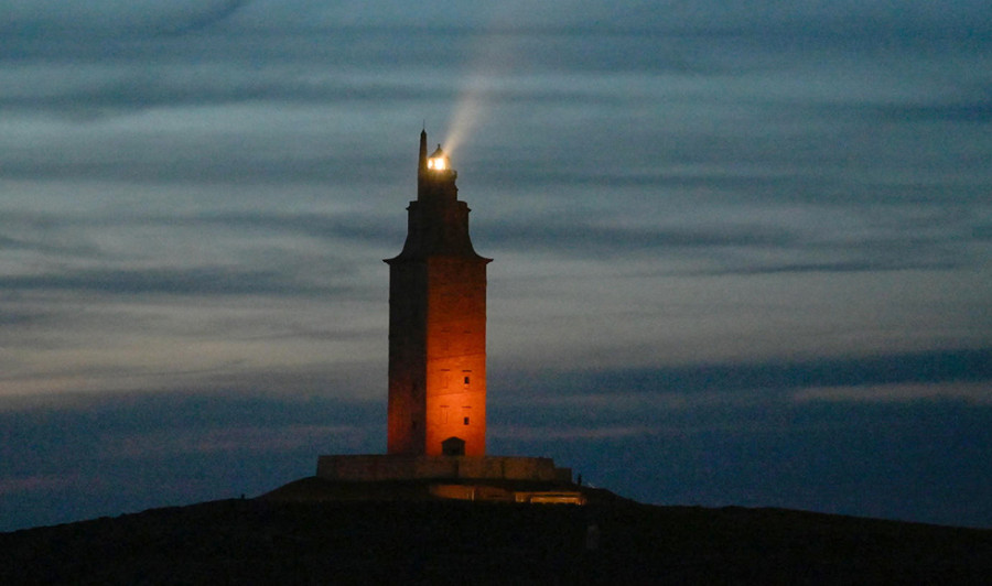 La Torre de Hércules se ilumina para celebrar el Día Mundial de la Cruz Roja