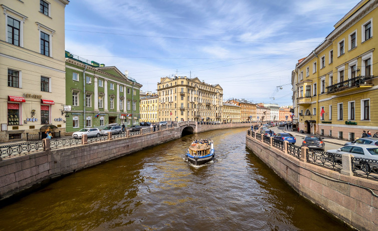 Un autobús con una veintena de pasajeros cae al río desde un puente en San Petersburgo