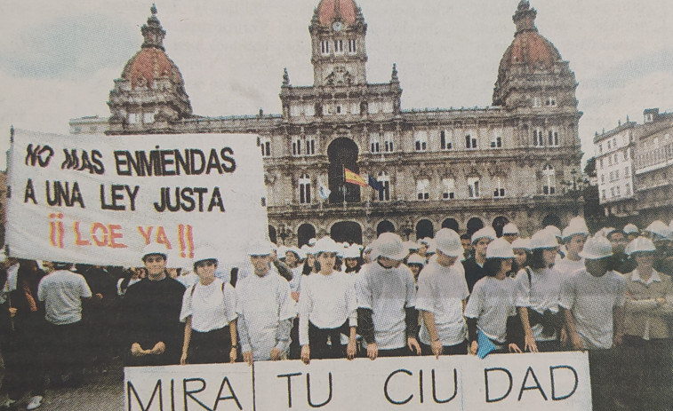Hace 25 años | Manifestación de los estudiantes de Arquitectura y cumpleaños del tranvía